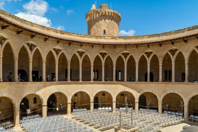 Het ronde Castell de Bellver op een heuvel boven Palma de Mallorca