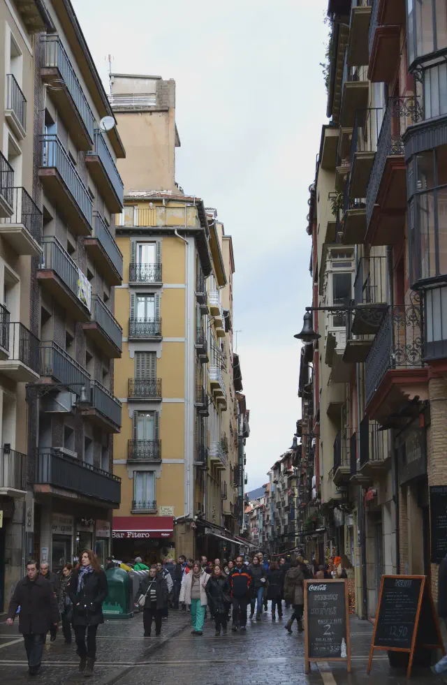 De smalle Calle Estafeta in Pamplona, het beroemdste deel van het encierro-parcours