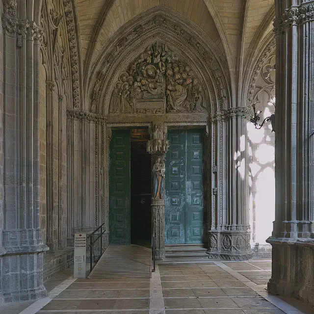 De Puerta del Amparo, gotisch portaal naar de kruisgang van de kathedraal van Pamplona