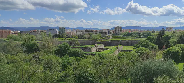 Panoramisch zicht op de sterrenformige Ciudadela van Pamplona met de Pyreneeën in de verte