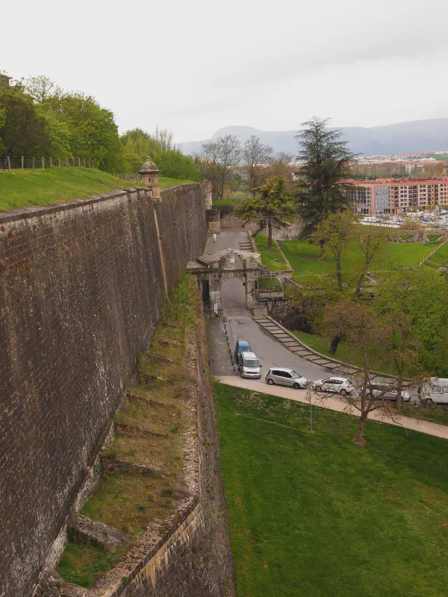 De stadsmuren van Pamplona met wachttoren en uitzicht op het Arga-dal