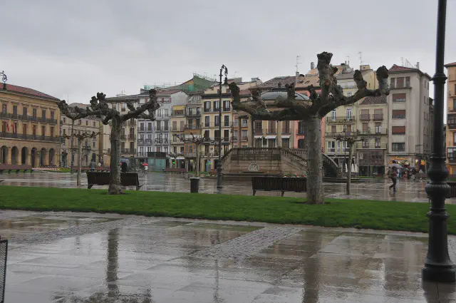 De Plaza del Castillo in Pamplona met de muziekkiosk en de gepoeide platanen