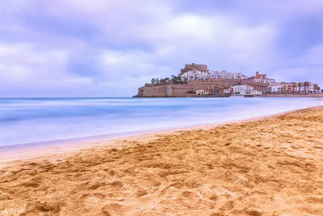 Het Castillo del Papa Luna op de rots van Peñíscola boven de zee