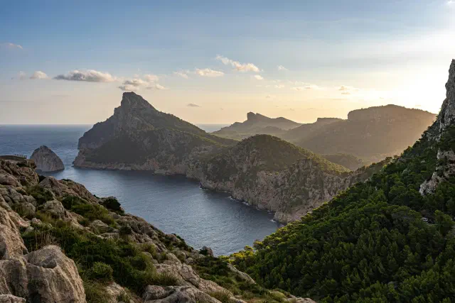 De ruige kustlijn van het Parque Natural de la Sierra de Irta bij Peñíscola