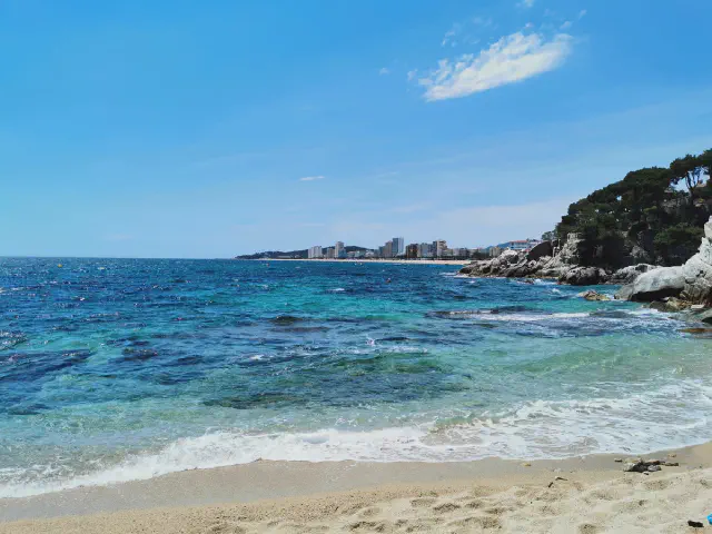 Uitzicht op de skyline vanaf de baai Cala del Pi en Platja d'Aro Uitzicht op de skyline vanaf de baai Cala del Pi en Platja d'Aro