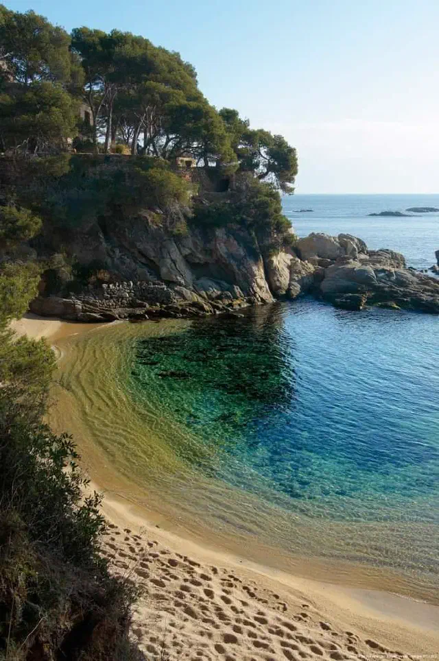 Mooie kleurrijke baai Cala sa Cova in Platja d'Aro