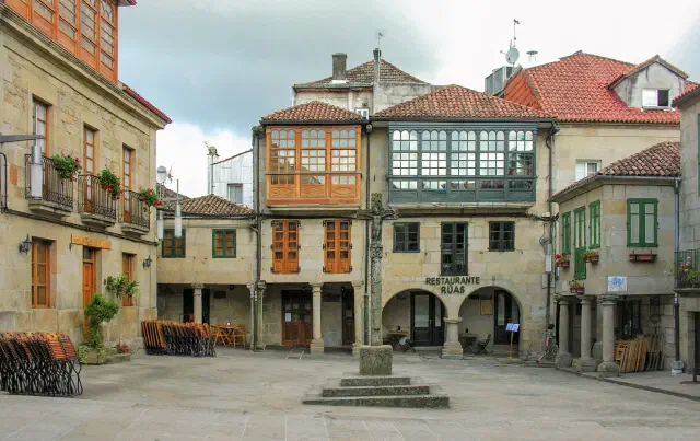 De pittoreske Praza da Lena met cruceiro in de oude stad van Pontevedra De pittoreske Praza da Lena met cruceiro in de oude stad van Pontevedra