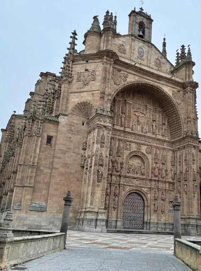 Foto, overdag gemaakt, van de Convento de San Esteban in Salamanca