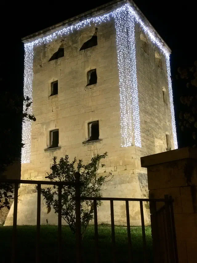 De Torre Vella in Salou, zestiende-eeuwse verdedigingstoren De Torre Vella in Salou, zestiende-eeuwse verdedigingstoren