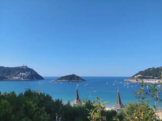 Het eilandje Isla de Santa Clara in het midden van de foto in San Sebastian Het eilandje Isla de Santa Clara in het midden van de foto in San Sebastian