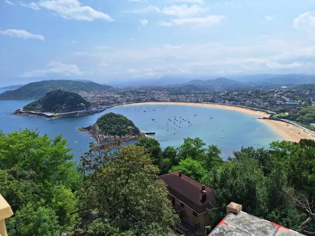 Uitzicht vanaf uitkijkpunt op Monte Igueldo in San Sebastian