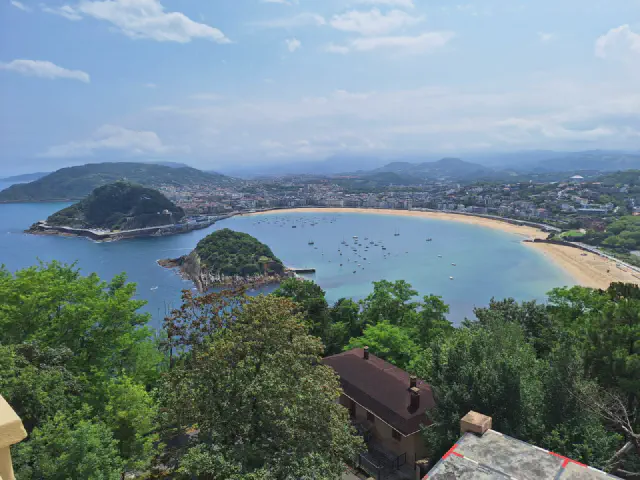 Uitzicht vanaf uitkijkpunt op Monte Igueldo in San Sebastian Uitzicht vanaf uitkijkpunt op Monte Igueldo in San Sebastian