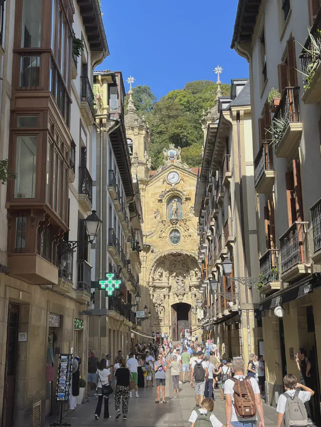 Een van de smalle straatjes in Parte Vieja in San Sebastian Een van de smalle straatjes in Parte Vieja in San Sebastian
