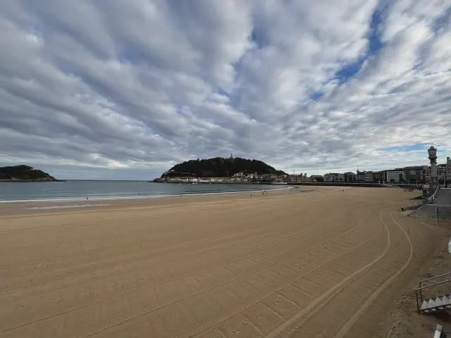 Playa de La Concha op een bewolkte dag in San Sebastian Playa de La Concha op een bewolkte dag in San Sebastian