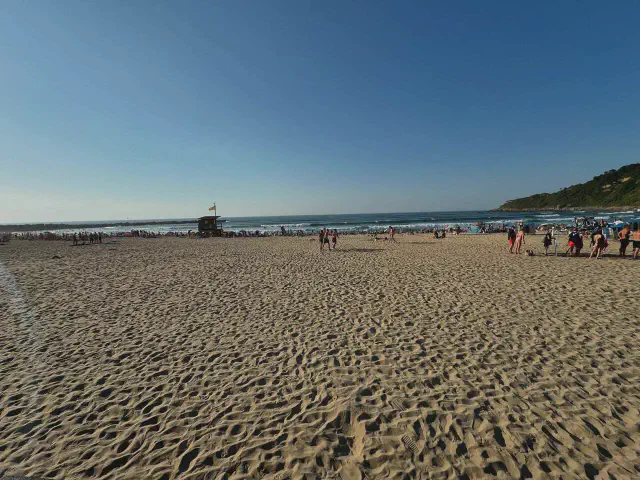 Een foto van het strand de Zurriola in San Sebastian Een foto van het strand de Zurriola in San Sebastian