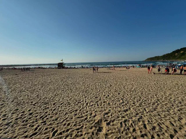 Een foto van het strand de Zurriola in San Sebastian