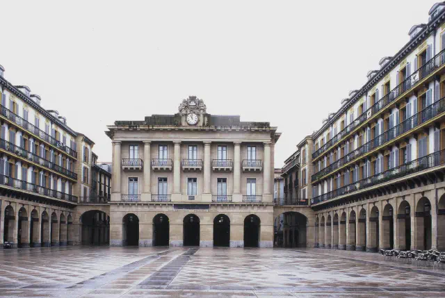 Het plein plaza de la Constitucion in San Sebastian Het plein plaza de la Constitucion in San Sebastian