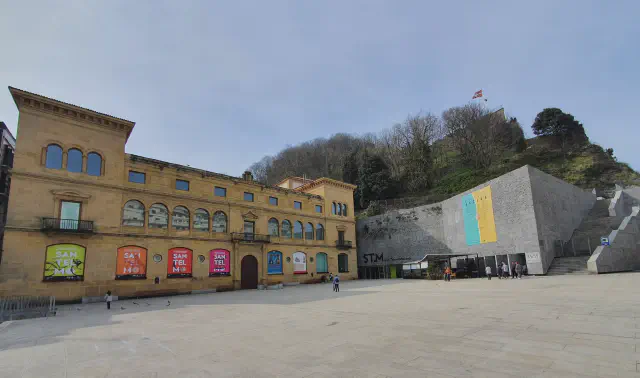 Overzichtsfoto van het San Telmo Museum in San Sebastian, deel klooster, deel in een berg Overzichtsfoto van het San Telmo Museum in San Sebastian, deel klooster, deel in een berg