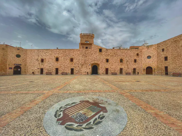 Kikvorsperspectief van het binnenplein van Castillo Fortaleza in Santa Pola Kikvorsperspectief van het binnenplein van Castillo Fortaleza in Santa Pola