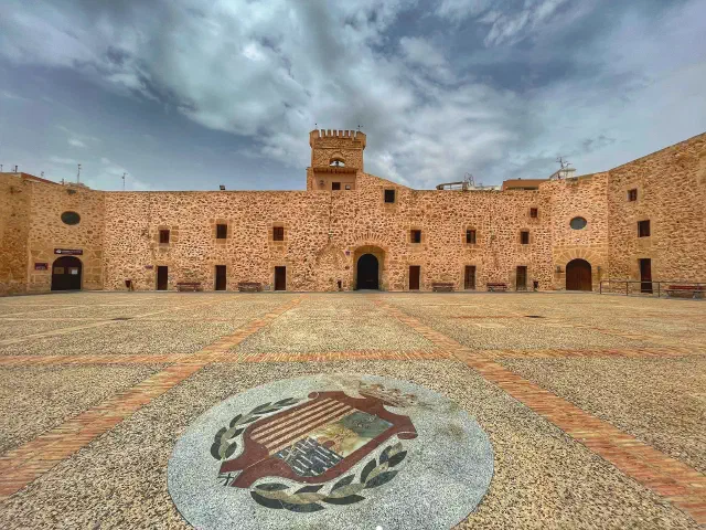 Kikvorsperspectief van het binnenplein van Castillo Fortaleza in Santa Pola