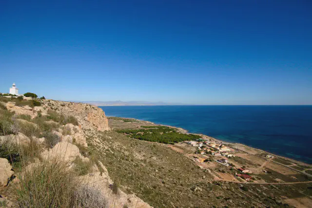 Panoramisch beeld van de vuurtoren met in de diepte de zee in Santa Pola Panoramisch beeld van de vuurtoren met in de diepte de zee in Santa Pola
