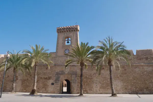 Santa Pola - Ontdek de top 10 bezienswaardigheden aan de Costa Blanca Santa Pola - Ontdek de top 10 bezienswaardigheden aan de Costa Blanca