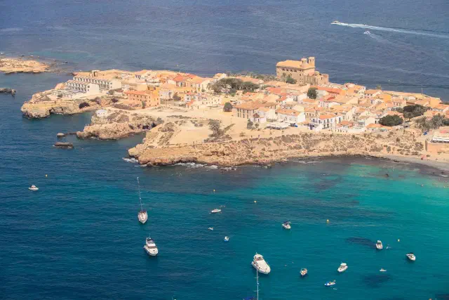Ingezoomde foto van het eiland Tabarca vanuit Santa Pola