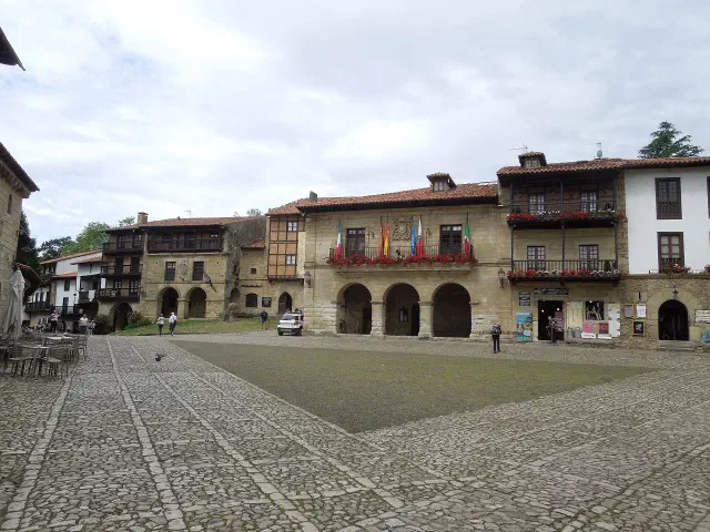 De Plaza Mayor (Plaza de Ramon Pelayo) van Santillana del Mar De Plaza Mayor (Plaza de Ramon Pelayo) van Santillana del Mar
