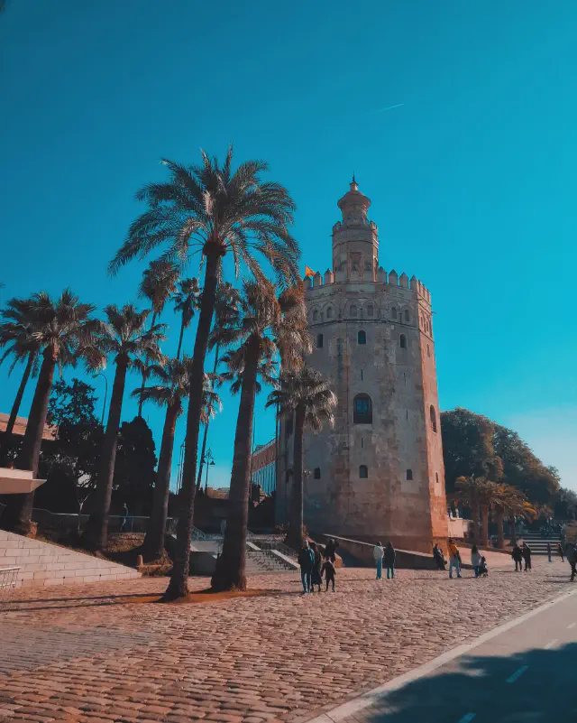 Foto van Torre del Oro in Sevilla op een mooie zonnige dag