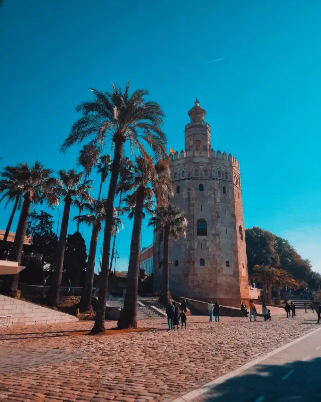 Foto van Torre del Oro in Sevilla op een mooie zonnige dag