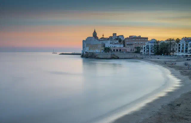 De witte kerk van Sant Bartomeu i Santa Tecla op de kaap van Sitges aan de Middellandse Zee