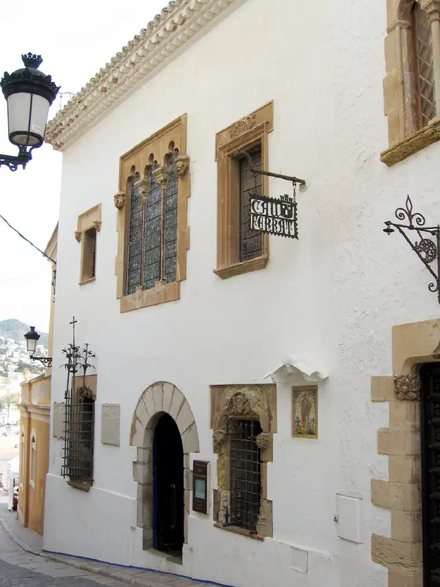 Het Museu Cau Ferrat in Sitges, voormalig atelier van kunstenaar Santiago Rusinol aan zee