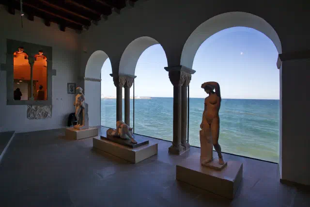 Het Museu de Maricel in Sitges met uitzicht over de Middellandse Zee en historische kunstcollectie