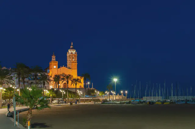 De elegante Passeig Maritim boulevard van Sitges met modernistische herenhuizen langs de kust