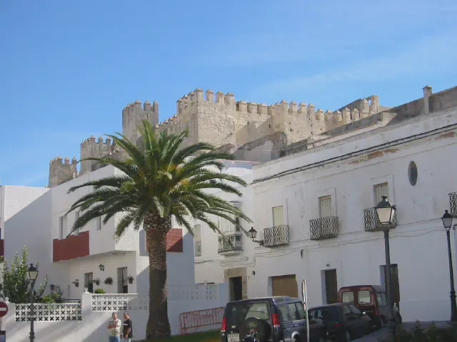 Het Castillo de Guzmán el Bueno in Tarifa met zijn massieve Moorse muren en torens