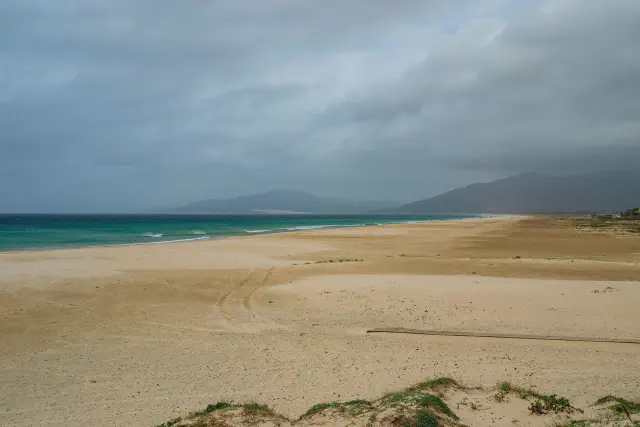 Het uitgestrekte Playa de los Lances strand van Tarifa met kitesurfers in het water