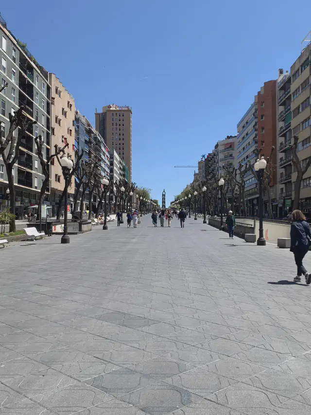 Een foto van de hoofdstraat van Tarragona, Rambla Nova Een foto van de hoofdstraat van Tarragona, Rambla Nova