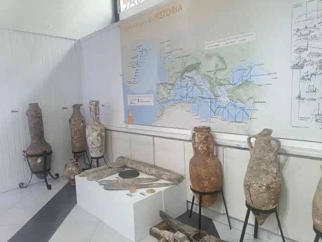 Foto van oude kruiken in het Museo del Mar y de la Sal in Torrevieja