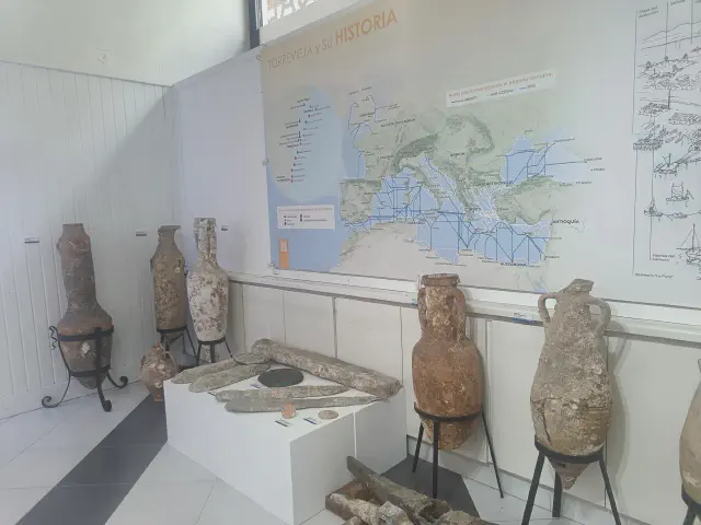 Foto van oude kruiken in het Museo del Mar y de la Sal in Torrevieja Foto van oude kruiken in het Museo del Mar y de la Sal in Torrevieja