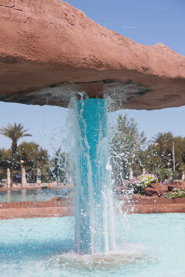 Foto van een waterval in een rots in het park de las Naciones in Torrevieja Foto van een waterval in een rots in het park de las Naciones in Torrevieja