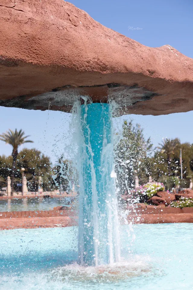 Foto van een waterval in een rots in het park de las Naciones in Torrevieja
