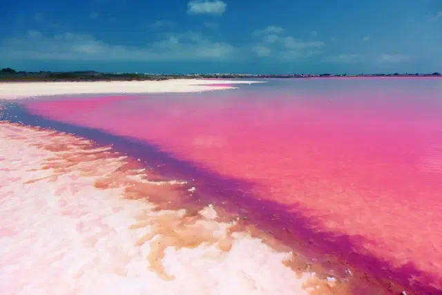 Roze en blauw gekleurd zoutmeer in La Mata (nabij Torrevieja)