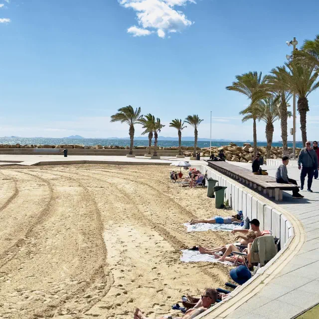 Stukje strand lang Paseo Maritimo Juan Aparicio in Torrevieja
