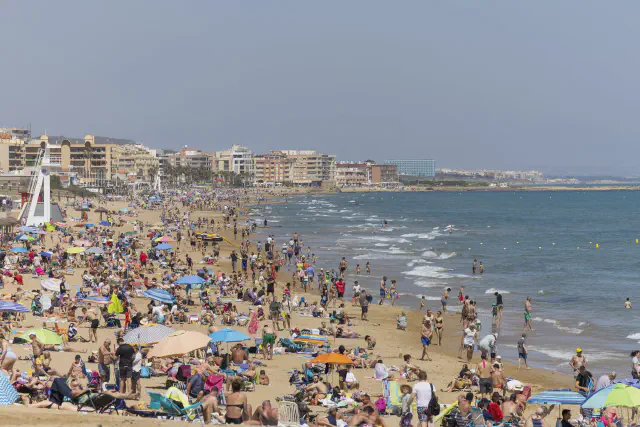 Foto van Playa de la Mata op een drukke zomerse dag in Torrevieja Foto van Playa de la Mata op een drukke zomerse dag in Torrevieja