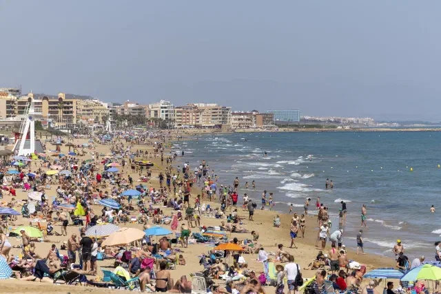 Foto van Playa de la Mata op een drukke zomerse dag in Torrevieja