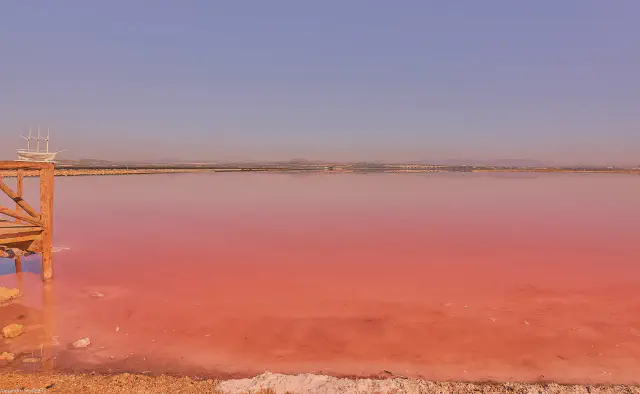 Rood roze gekleurd zoutmeer in Torrevieja Rood roze gekleurd zoutmeer in Torrevieja