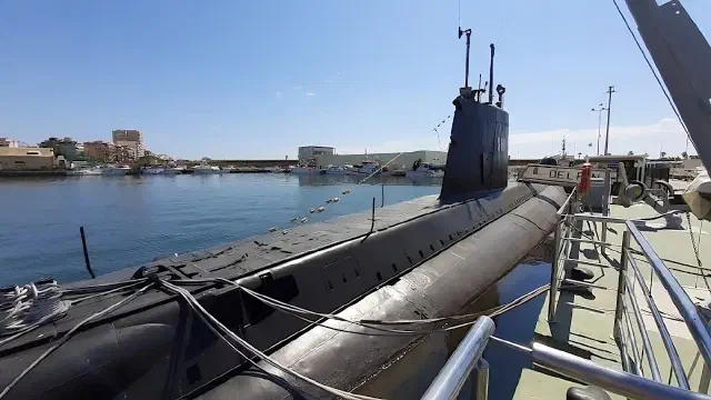 Foto van de voormalig onderzeeer Delfin in Torrevieja