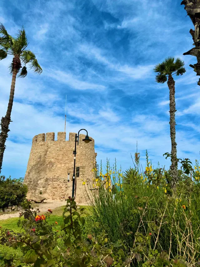 Foto van de Torre del Moro met blauwe lucht en lichte bewolking in Torrevieja