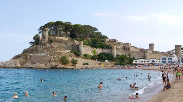Het goudkleurige hoofdstrand Platja Gran bij Tossa de Mar aan de Costa Brava