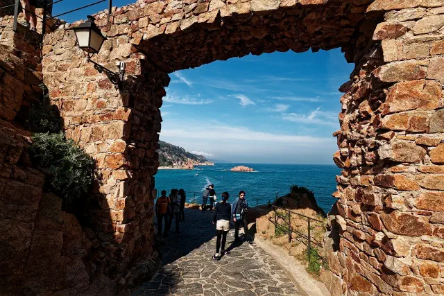 De ommuurde middeleeuwse Vila Vella van Tossa de Mar met torens boven de zee